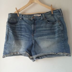 Torrid 24 High Rise Mid Short - Vintage Stretch Medium Wash